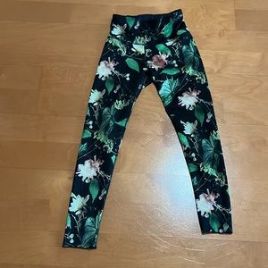 Oiselle reversible bird hug floral and black leggings size 2